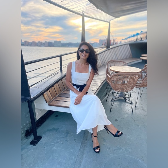 Stylish White Dress without the black bow - Picture 2 of 5